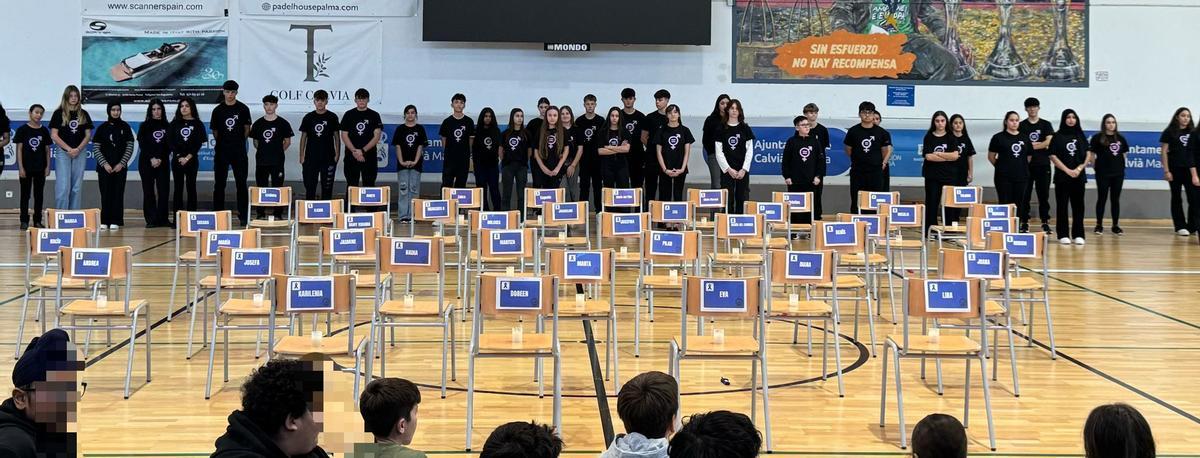 Este 25N el IES Son Ferrer ha recordado a las asesinadas por violencia machista de este año dejando una silla vacía por cada víctima