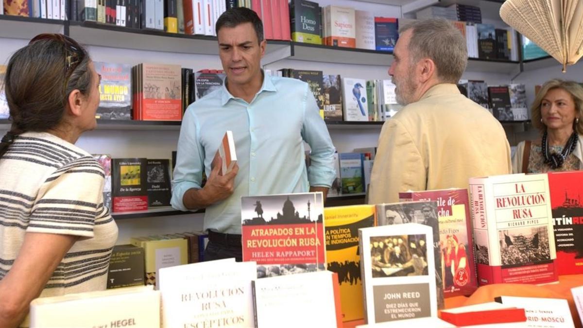Pedro Sánchez, este jueves en la Feria del Libro de Madrid.