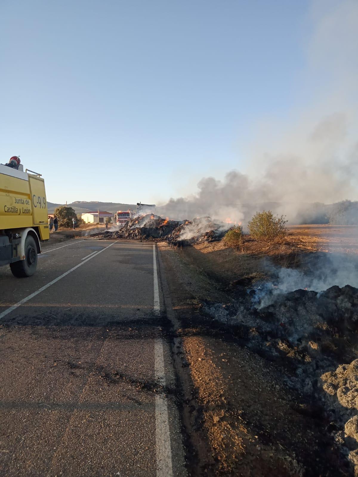 Se incendia un camión cargado de paja en Zamora y cortan esta carretera