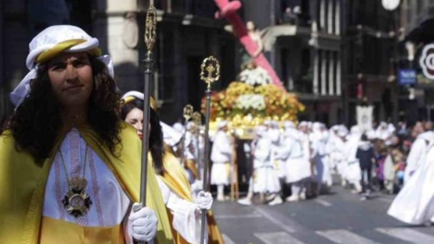 El Resucitado emociona en su desfile por Murcia