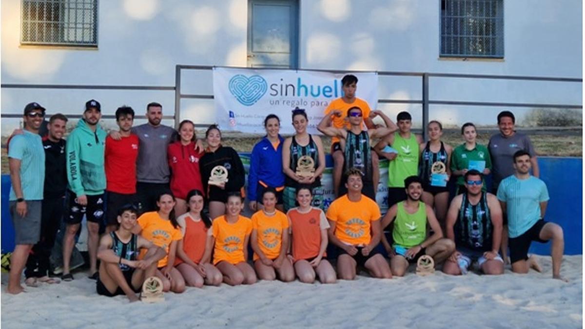 Participantes y asistentes al Torneo Sin Huella de vóley playa.
