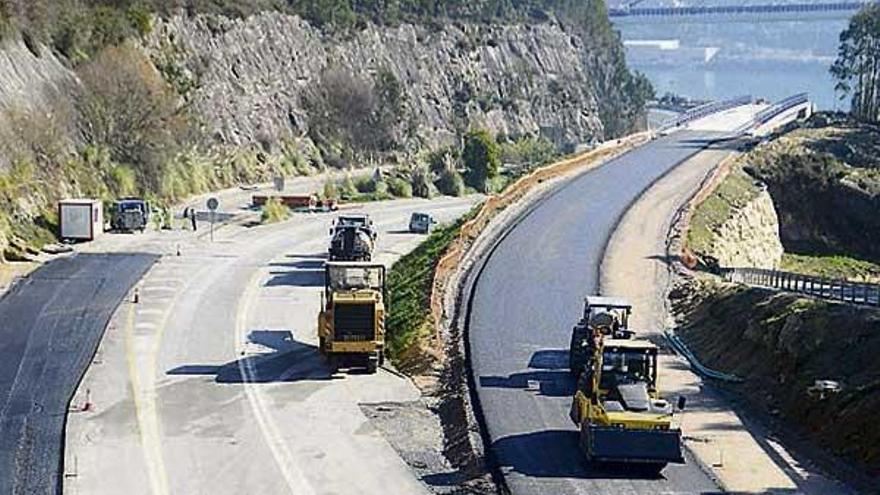 Asfaltado del nuevo viaducto del corredor a la AP-9.  // G.N.