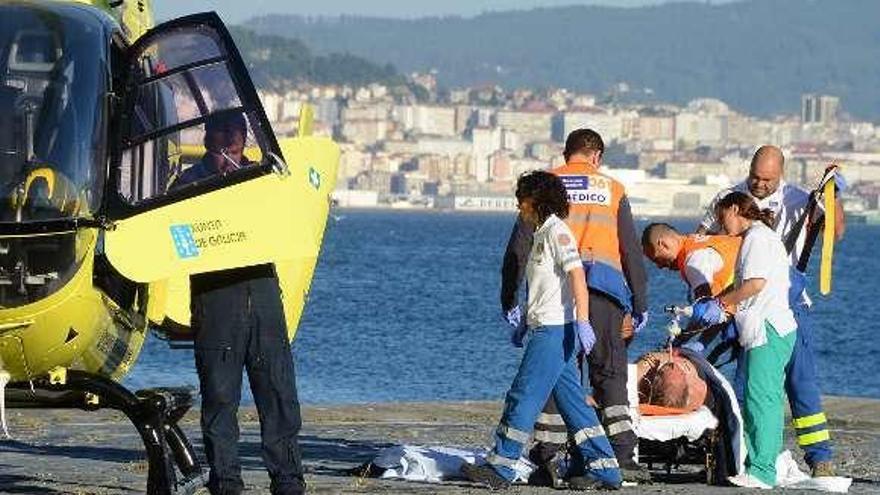 El helicóptero antes de desplazar al hombre al hospital.