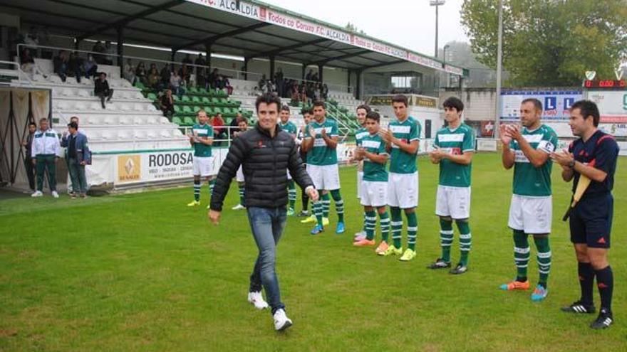 Javier Gómez Noya hizo el saque de honor del partido. // FDV