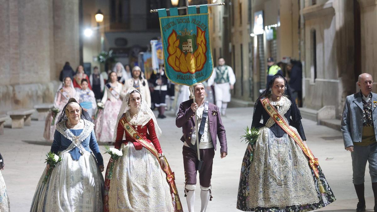 La junta local fallera de Massanassa, con el alcalde, Paco Comes, a la derecha de la fila, entra en la plaza de la Mare de Déu en València.