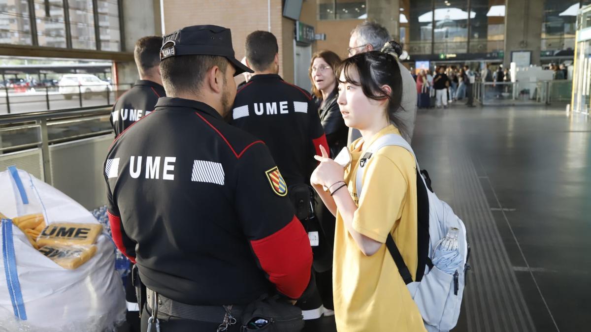 La UME atiende a viajeros atrapados en trenes en Córdoba.