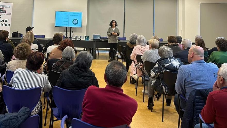 Sarela abriu cunha charla sobre o dano cerebral o seu punto informativo en Rianxo