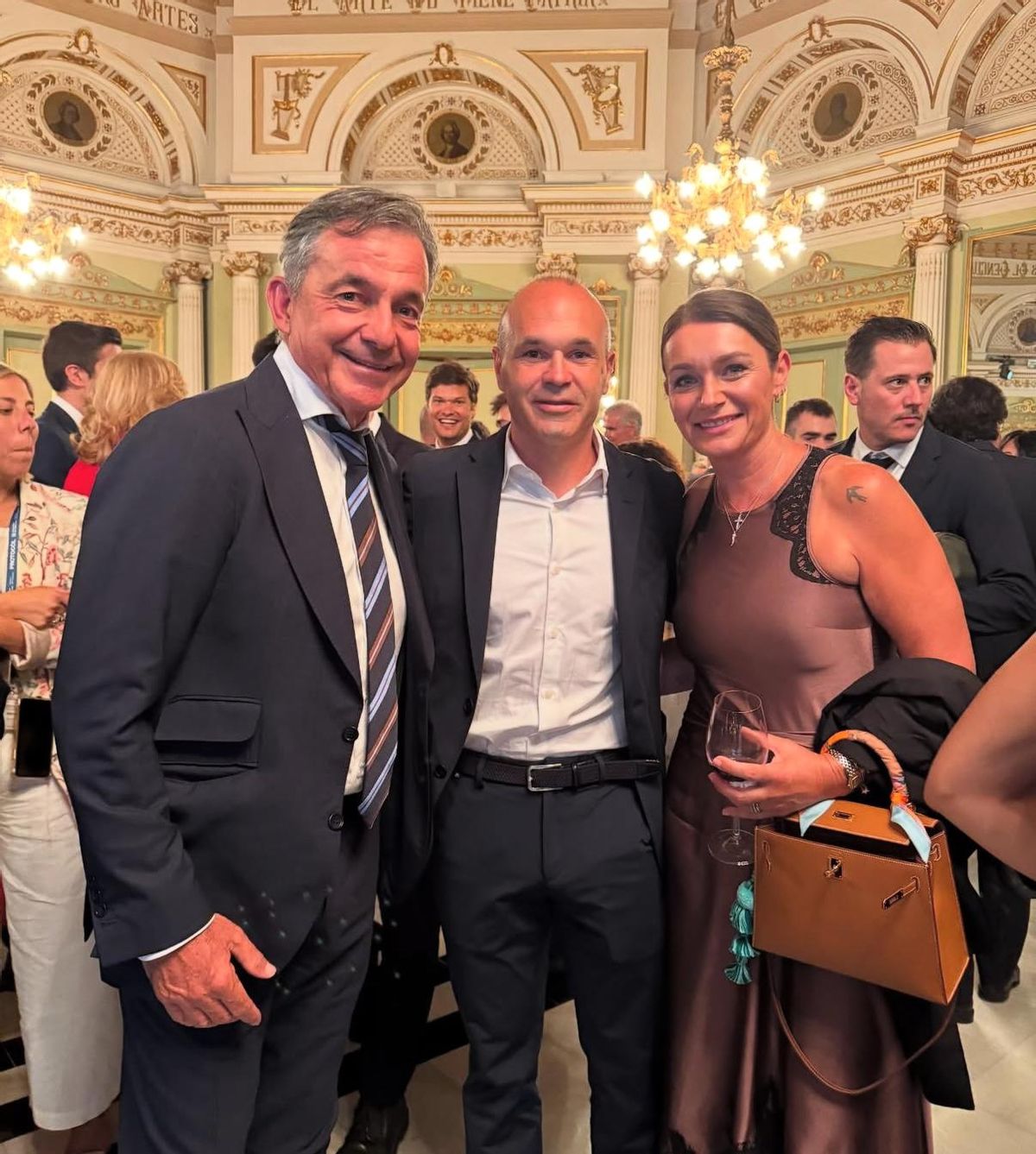 Emilio Sanchez Vicario y su esposa Simona Bronzetti, junto a Andrés Iniesta en el Salón de los Espejos