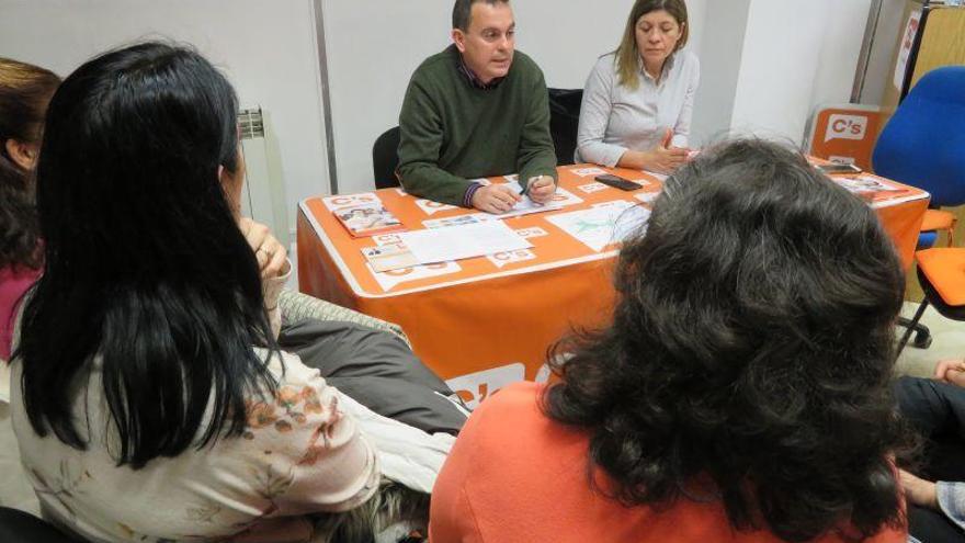 Concejales de Ciudadanos reunidos con los vecinos del Alto de los Curas.