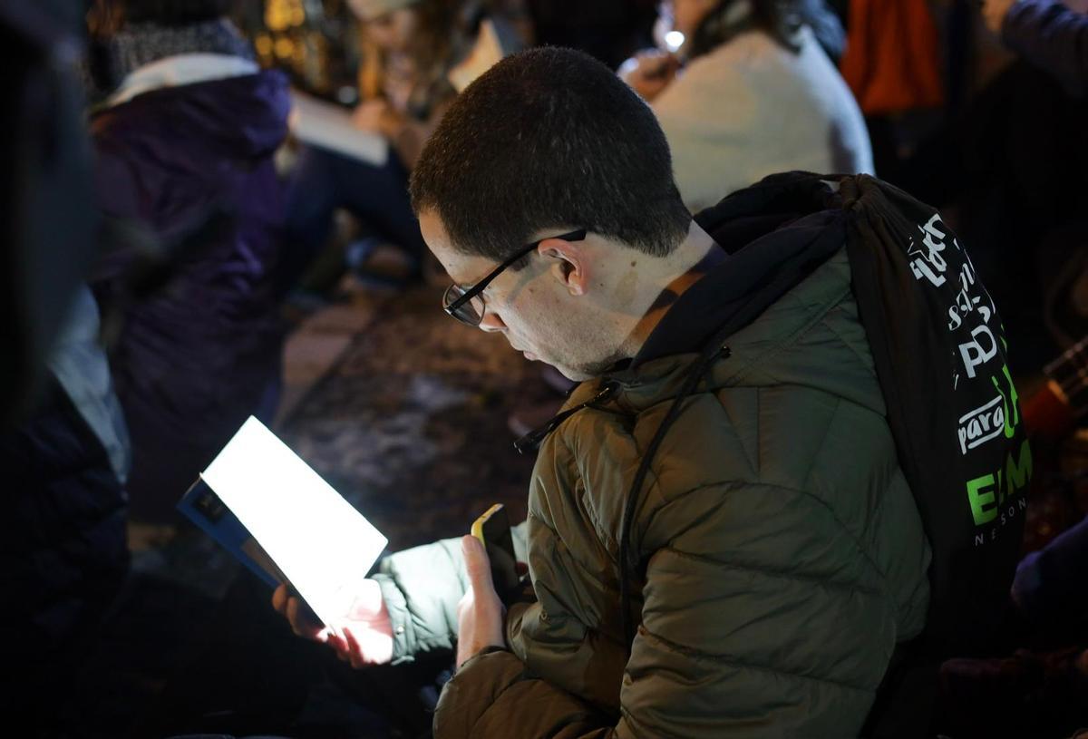 En imágenes | Decenas de personas se manifiestan contra los recortes en la Biblioteca de Aragón en Zaragoza