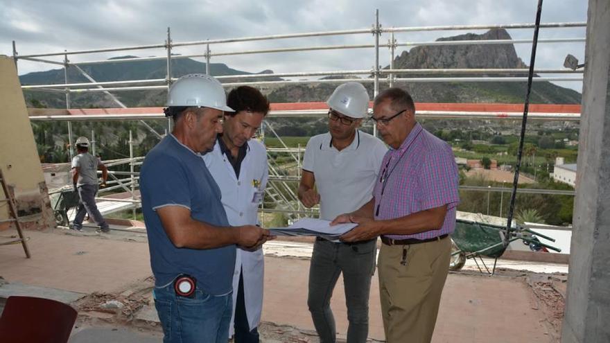 El gerente junto a los técnicos que están llevando a cabo las obras de la nueva Unidad de Endoscopias.