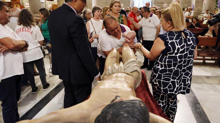 Los vigueses reciben al Cristo de la Victoria