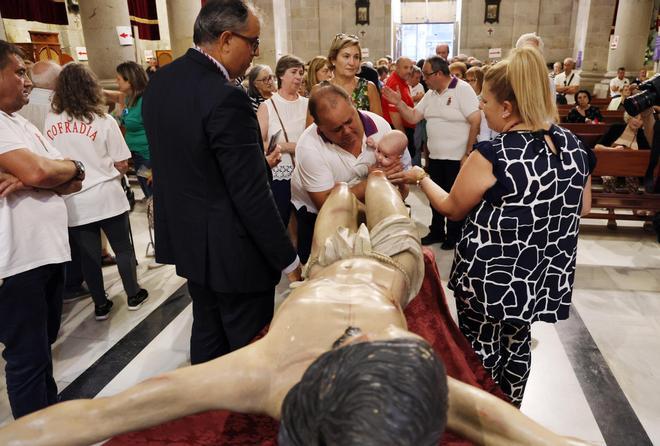 Los vigueses reciben al Cristo de la Victoria