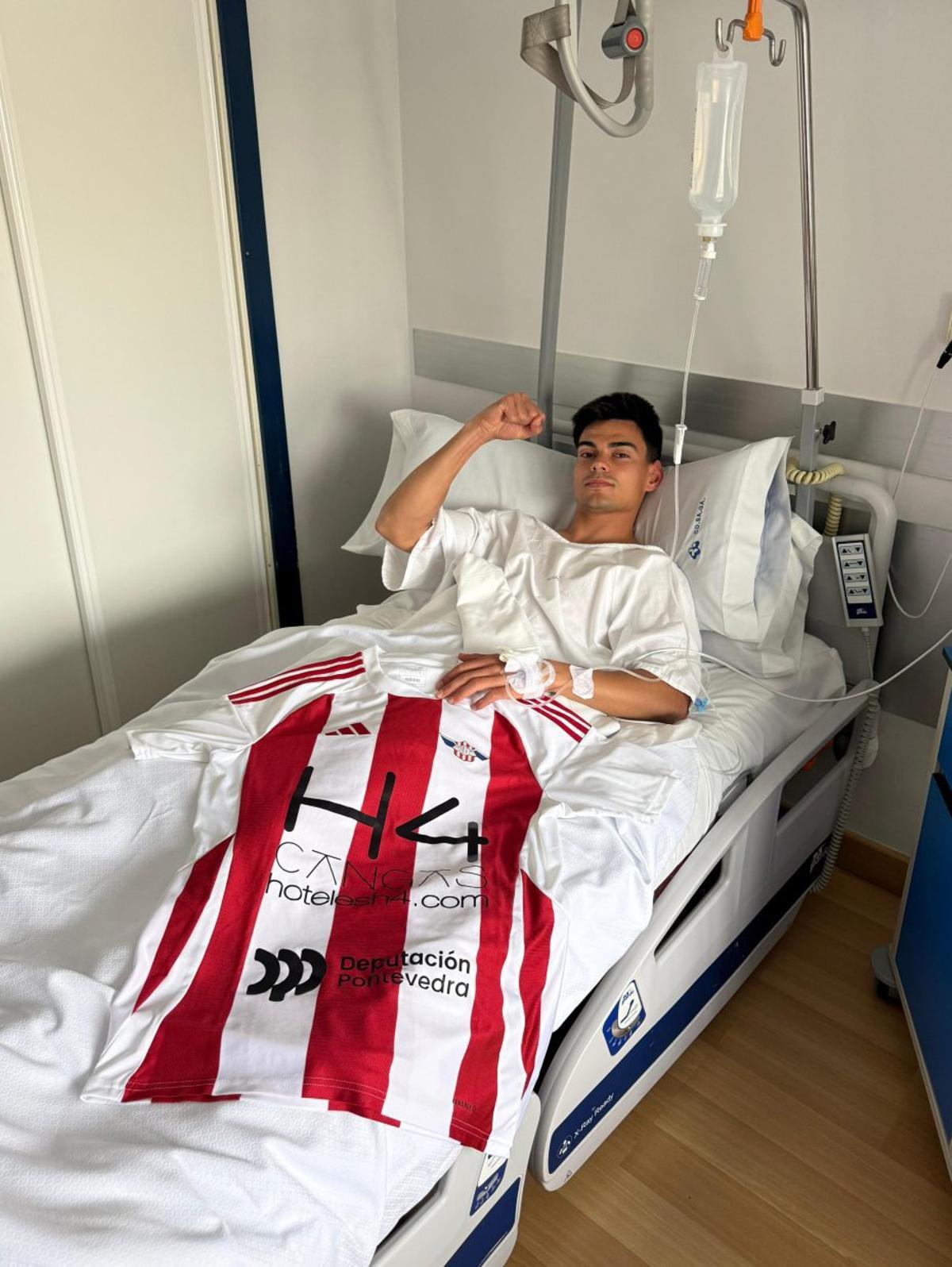 Yelco Alfaya en la cama tras la intervención quirúrgica.