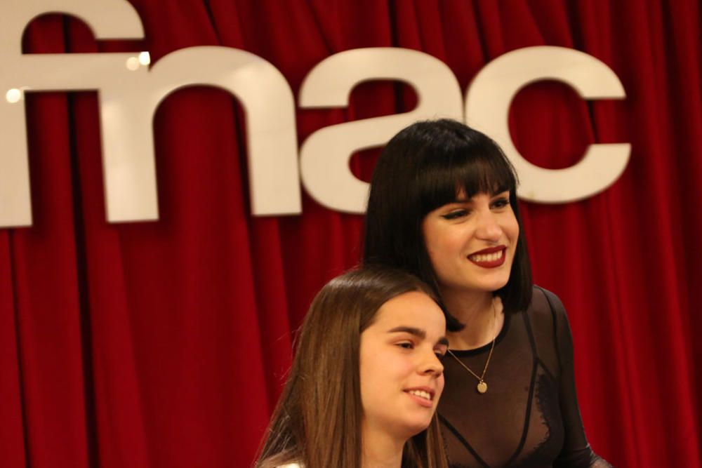 Una de las participantes de la última edición de Operación Triunfo asiste a un encuentro con sus fans en FNAC Málaga