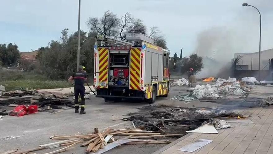 Incendio en una escombrera ilegal junto al cementerio de Alicante