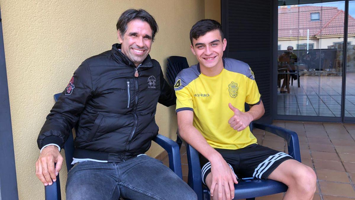 Pedri con Juan Carlos Valerón