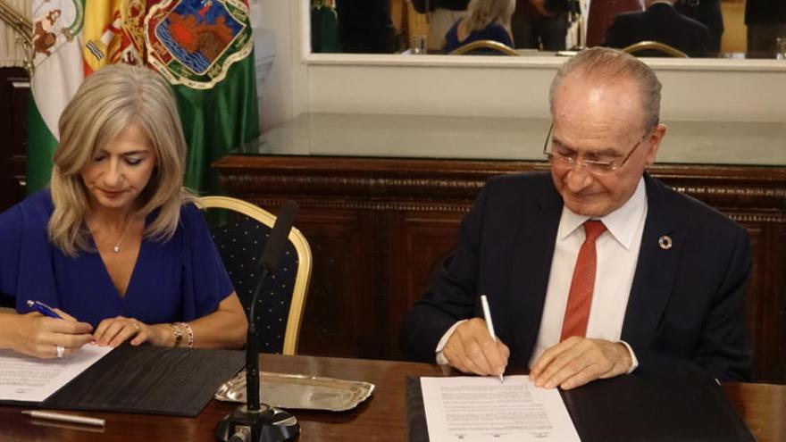 Patricia del Pozo y Paco de la Torre durante la firma del acuerdo