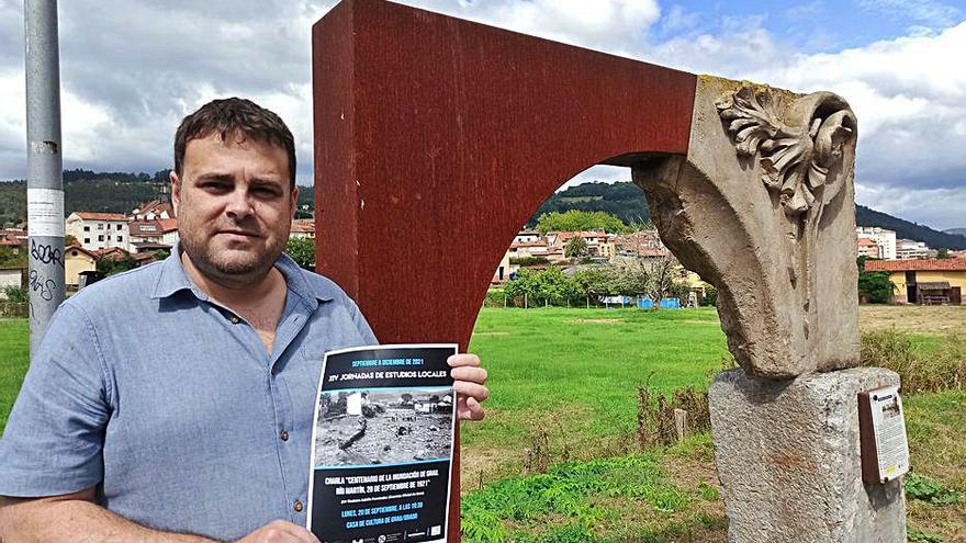 Gustavo Adolfo Fernández, ante el monolito con la piedra que recuerda la riada, instalado en el paseo del Río. | Sara Arias  