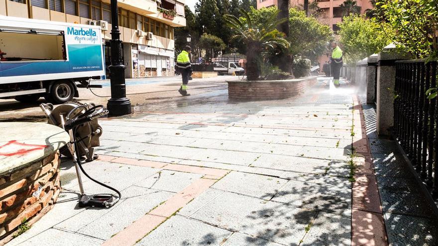 Dos operarios de Limpieza, en una calle próxima al paseo marítimo.