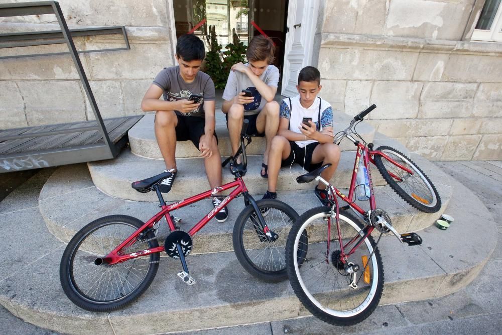 Un grupo de entrenadores capturan Pokemon en la Praza da Princesa