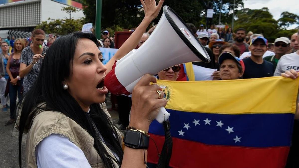 Una opositora en la manifestación.