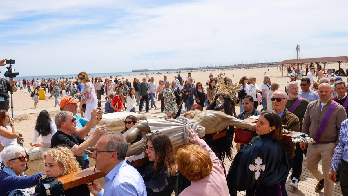 Ofrenda del Cristo del Salvador y el Amparo en la playa