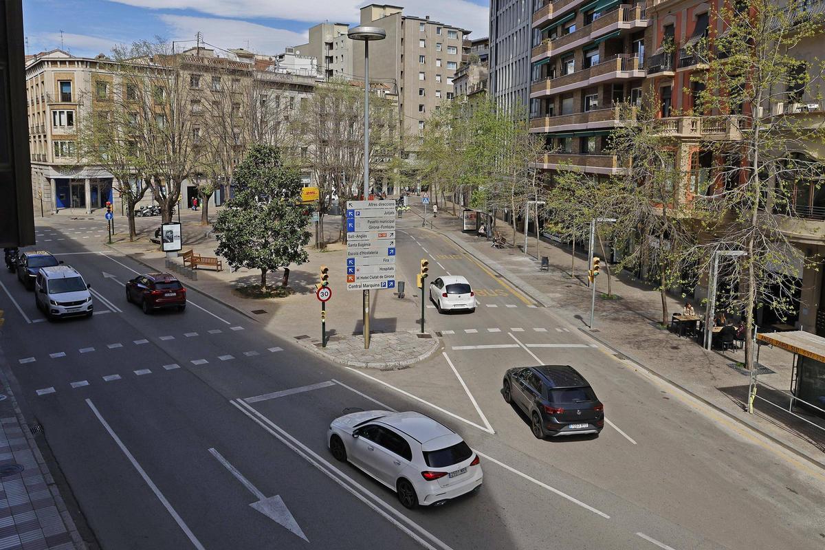 L’estudi proposa eliminar el pas de cotxes per l’esquerra de la imatge i fer-lo espai per a vianants.