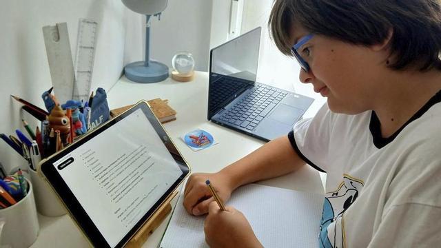 Un estudiant de 1r d’ESO pregunta a ChatGPT com fer anàlisis morfològiques. | O. P.