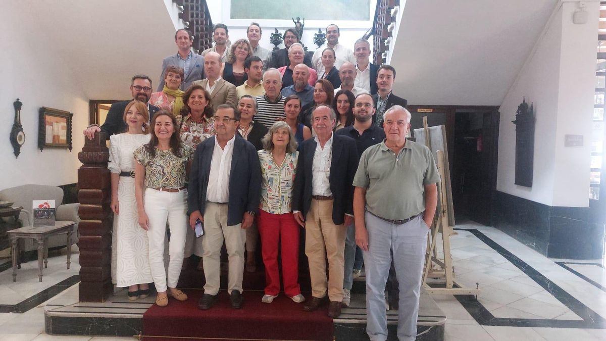 Organizadores y catadores del 30º Concurso Ibérico de Vinos Premios Mezquita, celebrado este martes..