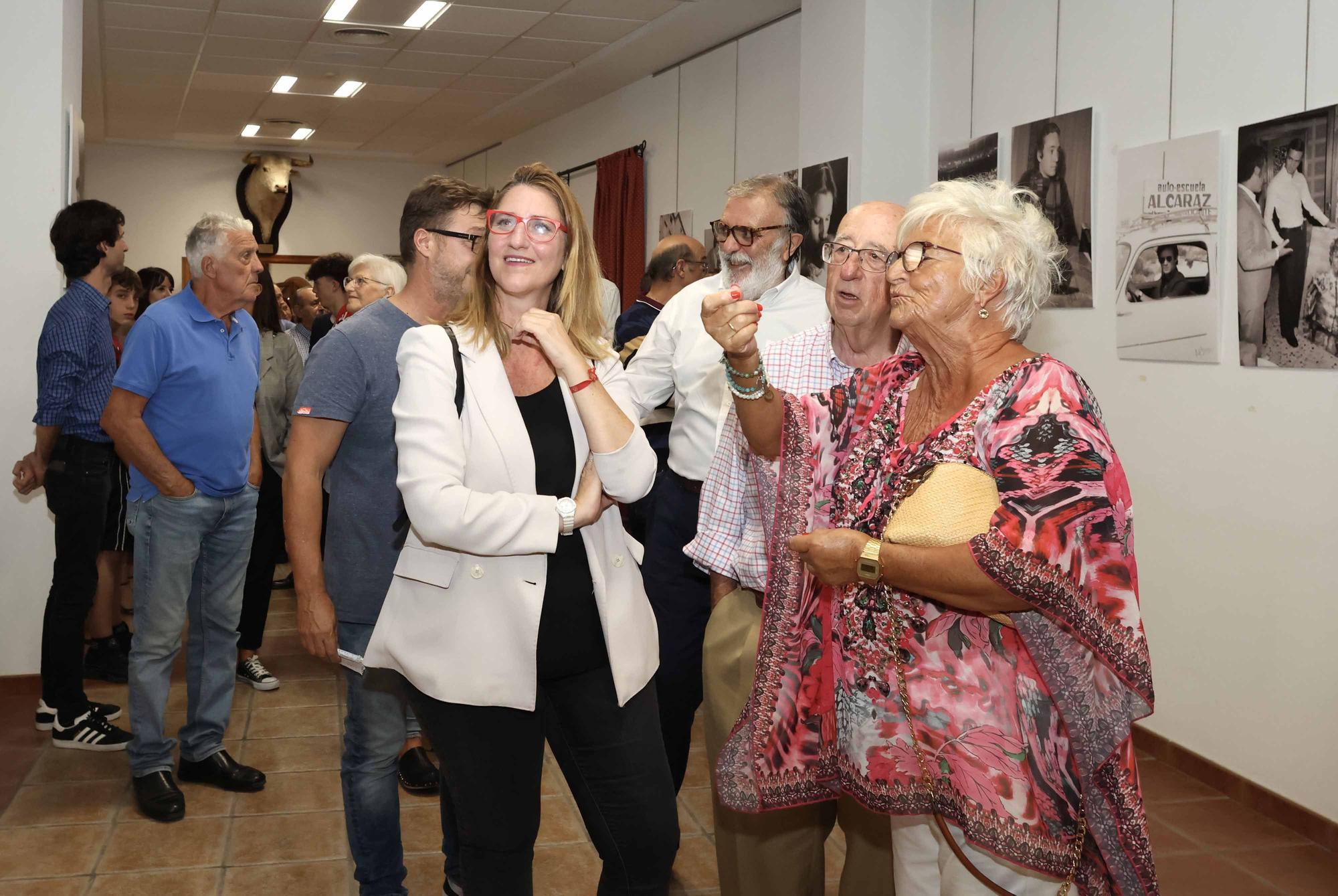 Inauguración de la exposición fotográfica de Manzanares(padre) con la cámara de Perfecto Arjones