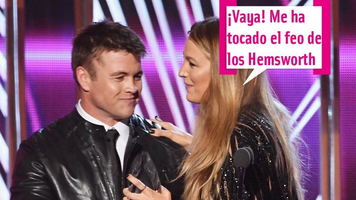 Blake Lively recoge su 'People's Choice Award' de manos de Luke Hemsworth