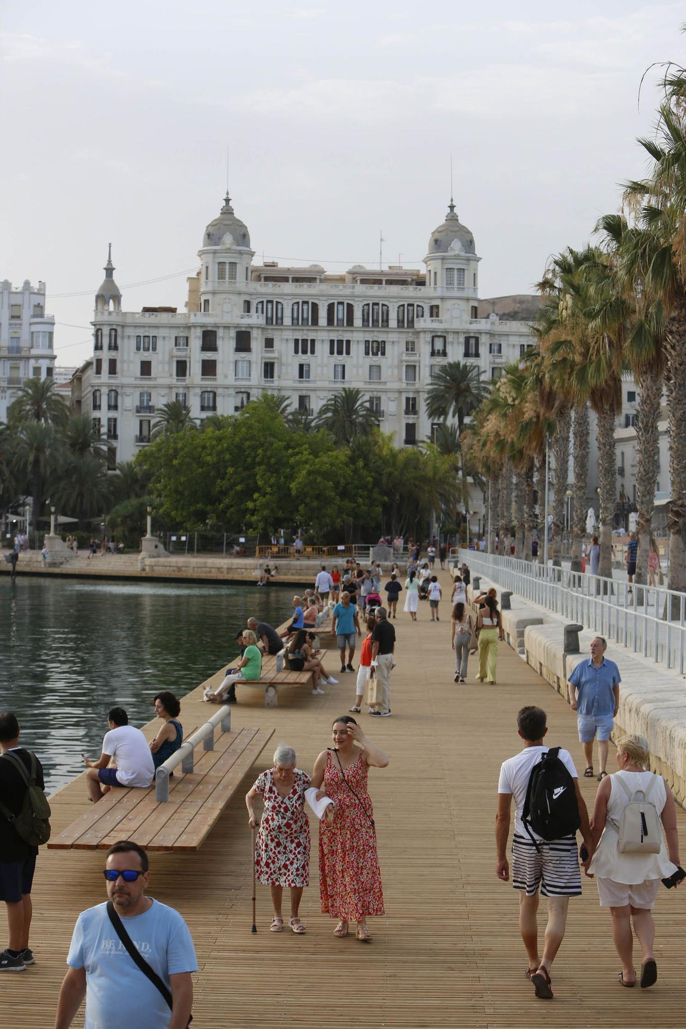 Así luce la nueva pasarela de madera en el puerto de Alicante