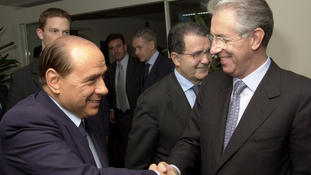 Mario Monti, Silvio Berlusconi, Romano Prodi en una imatge del 2001.