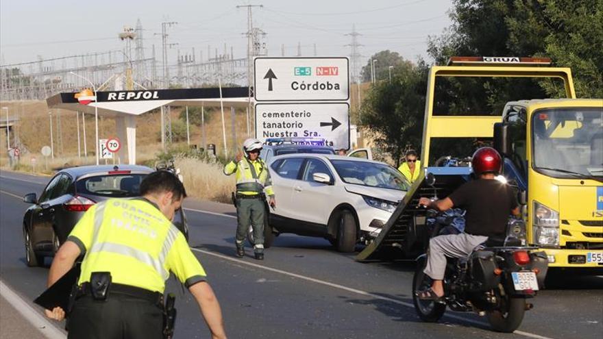 Un herido al chocar un camión de reparto con un coche en la antigua N-IV