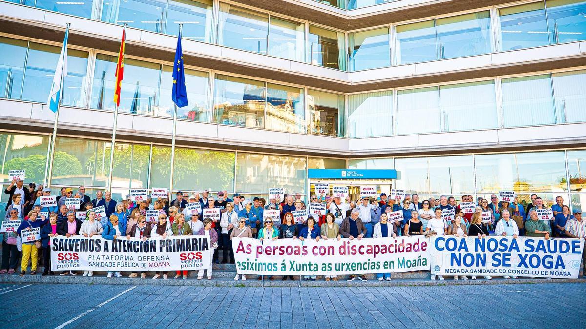 Concentración por las urgencias de Moaña ante la sede de la Xunta en Vigo.