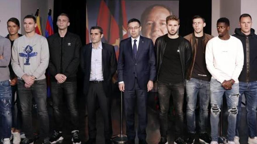 El món del futbol visita el memorial de Núñez al Camp Nou