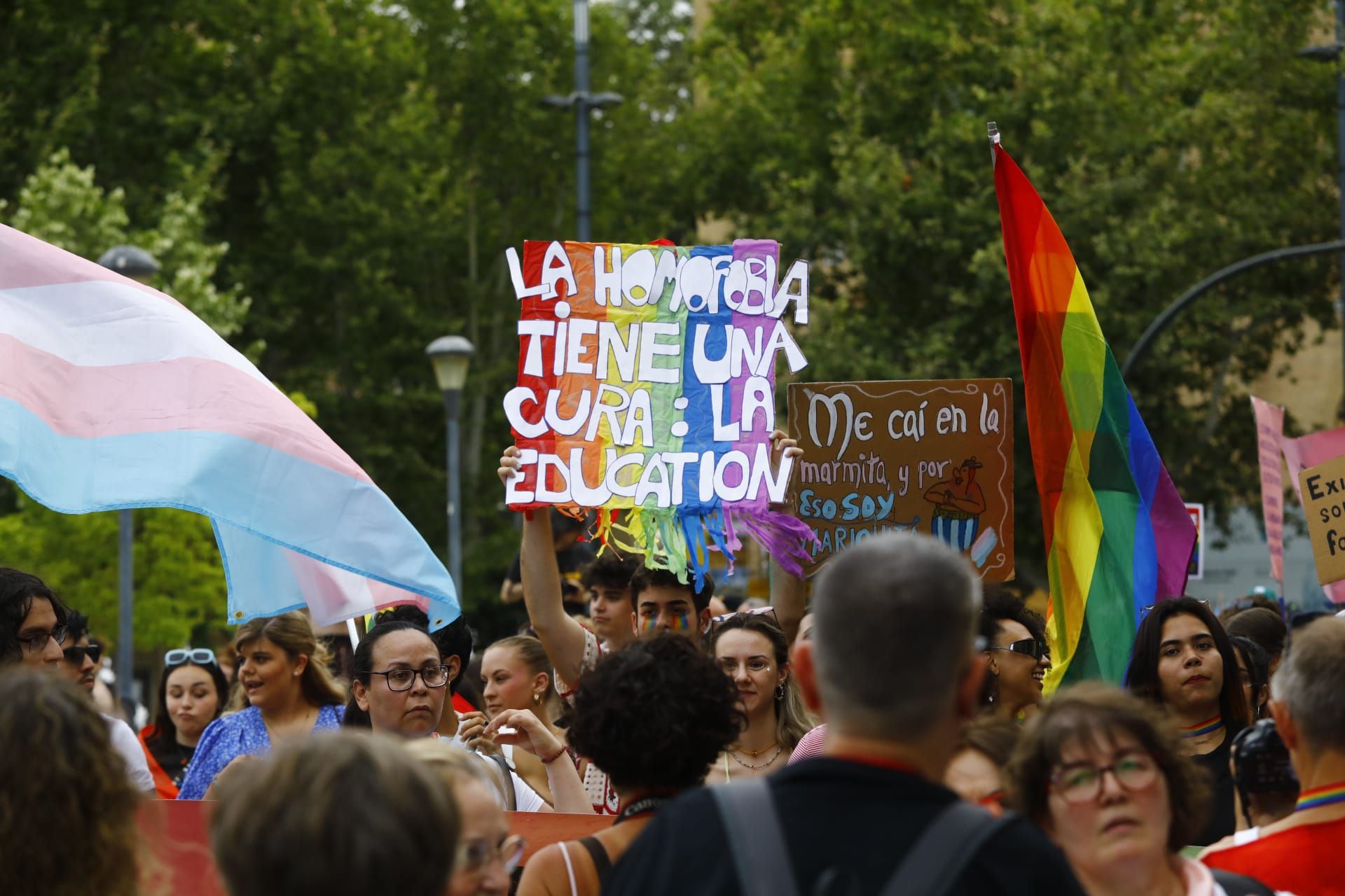 En imágenes | El arcoiris y la bandera trans marchan orgullosas por el centro de Zaragoza