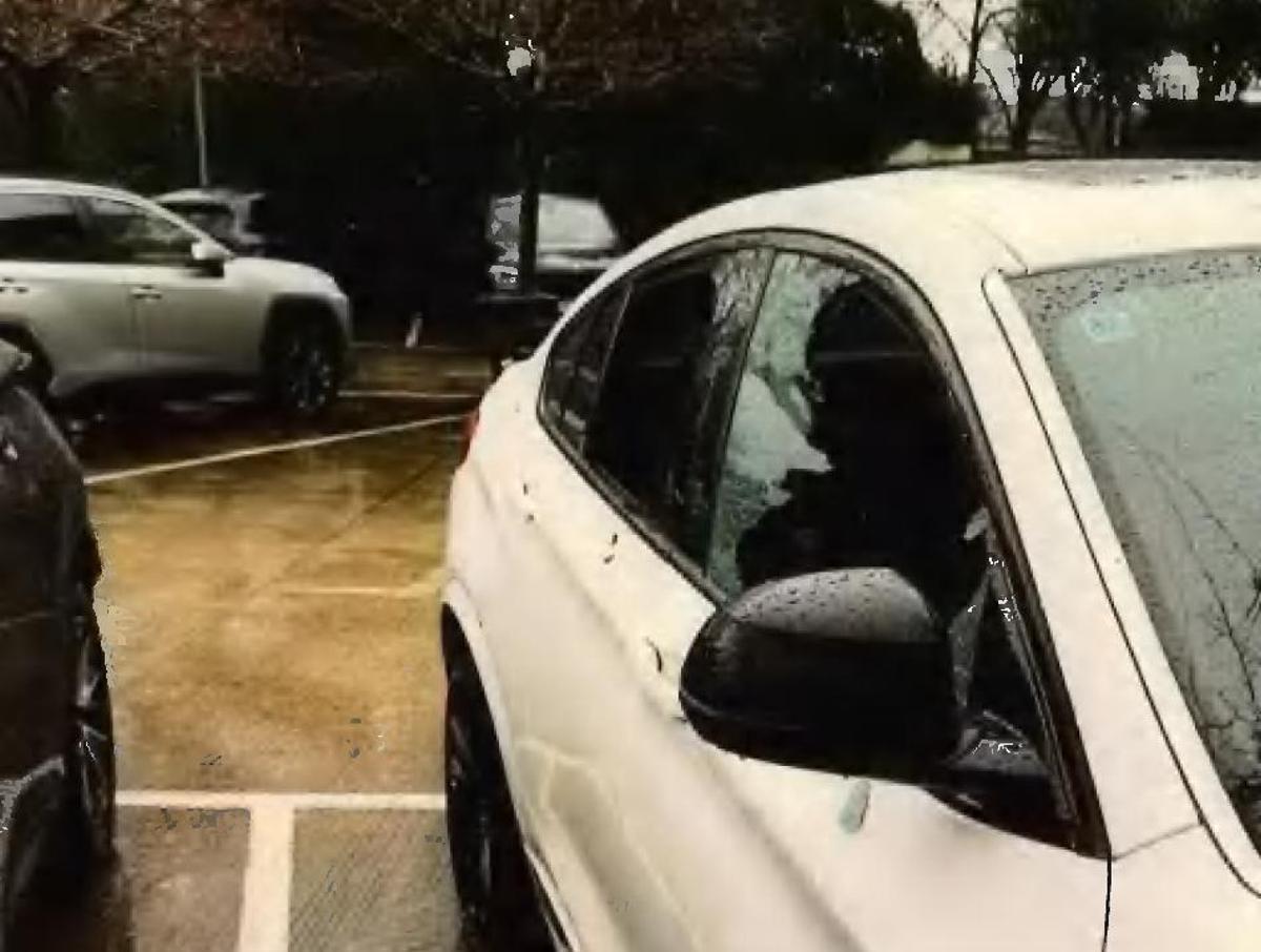 Un dels vehicles amb el vidre trencat.