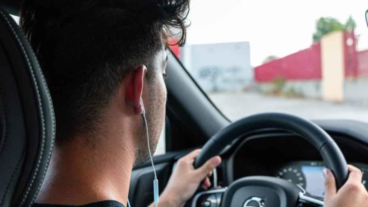 Adiós a usar auriculares mientras conduces: la DGT avisa a los conductores malagueños de sanciones de 200 euros y 3 puntos del carnet si lo hacen, a no ser que cumplan estos requisitos