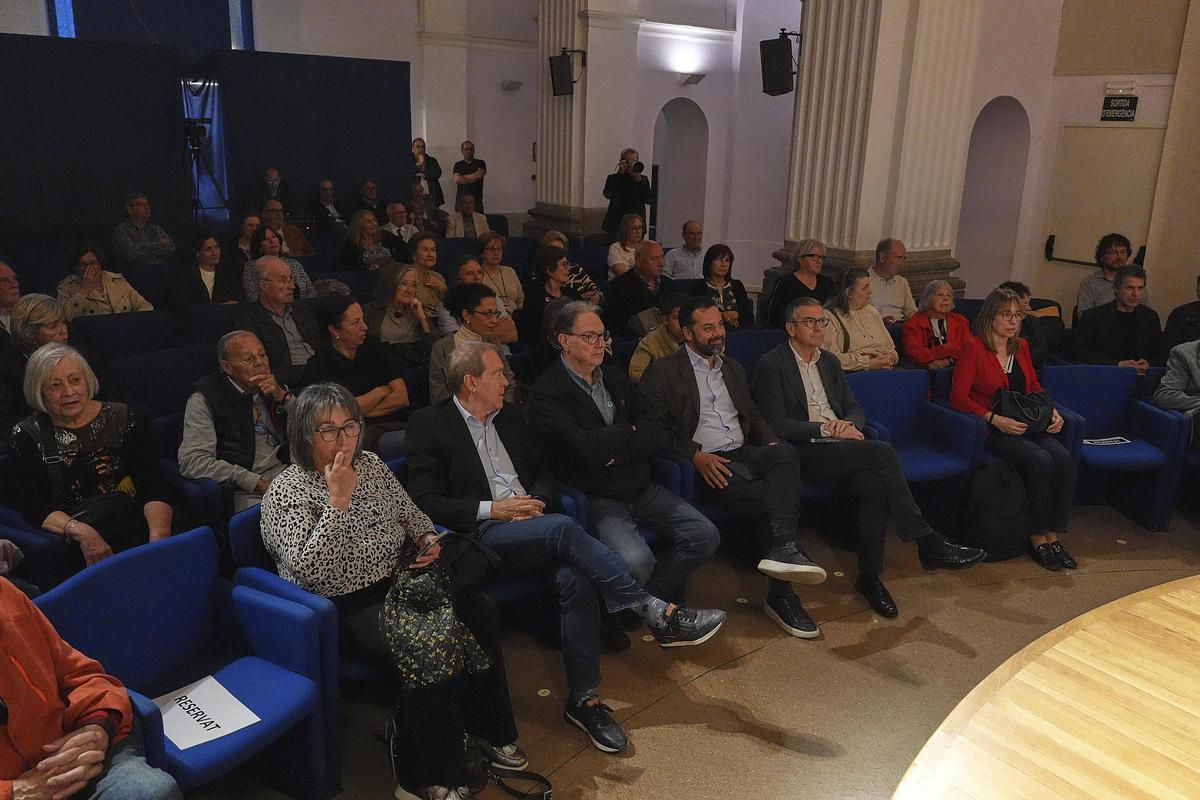 Fotogaleria: Victor Gay i Pere Codina reflexionen sobre la fragilitat de la vida en el llibre "Notes amb arrels"