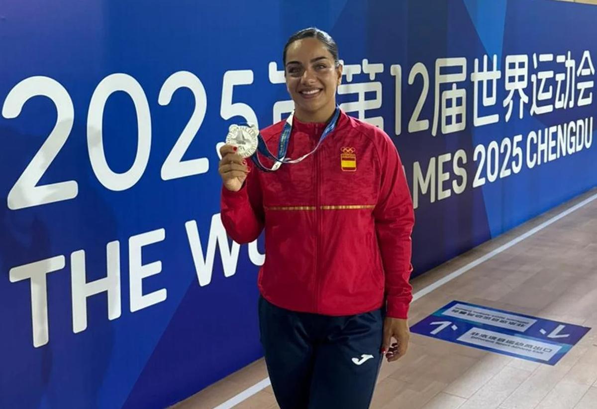 María Torres posa con la medalla de plata en los Juegos Mundiales.