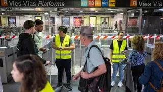 Mañana de caos e incidencias en las estaciones de Catalunya y Arc de Triomf, que permanecen cerradas