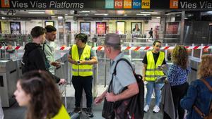 Estación de Renfe de plaza de Catalunya a primera hora de la mañana, con el tráfico de trenes cerrado totalmente.