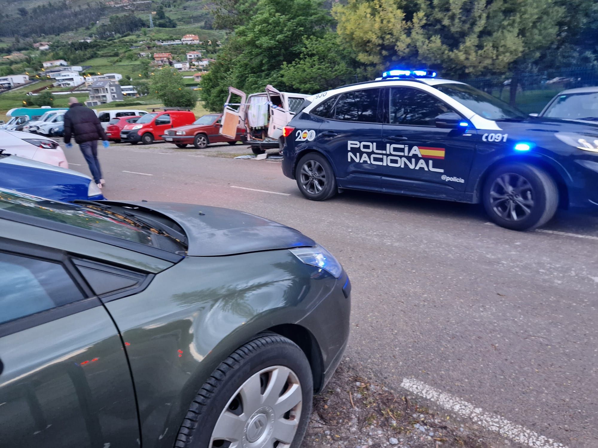 EN IMÁGENES | Aparece un hombre muerto y "momificado" dentro de una furgoneta en un aparcamiento en Oviedo