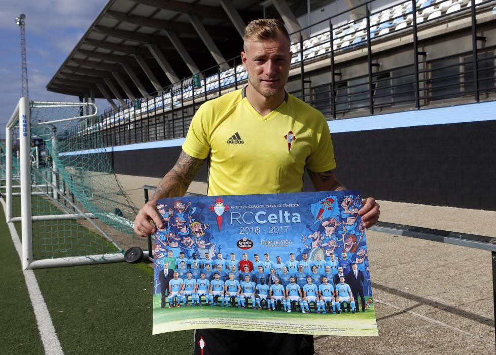 El Celta posa con el póster de FARO