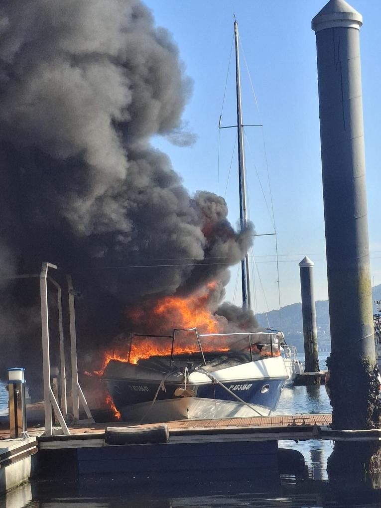 Una columna de humo se levanta en la ría de Vigo: arde una embarcación en San Adrián de Cobres
