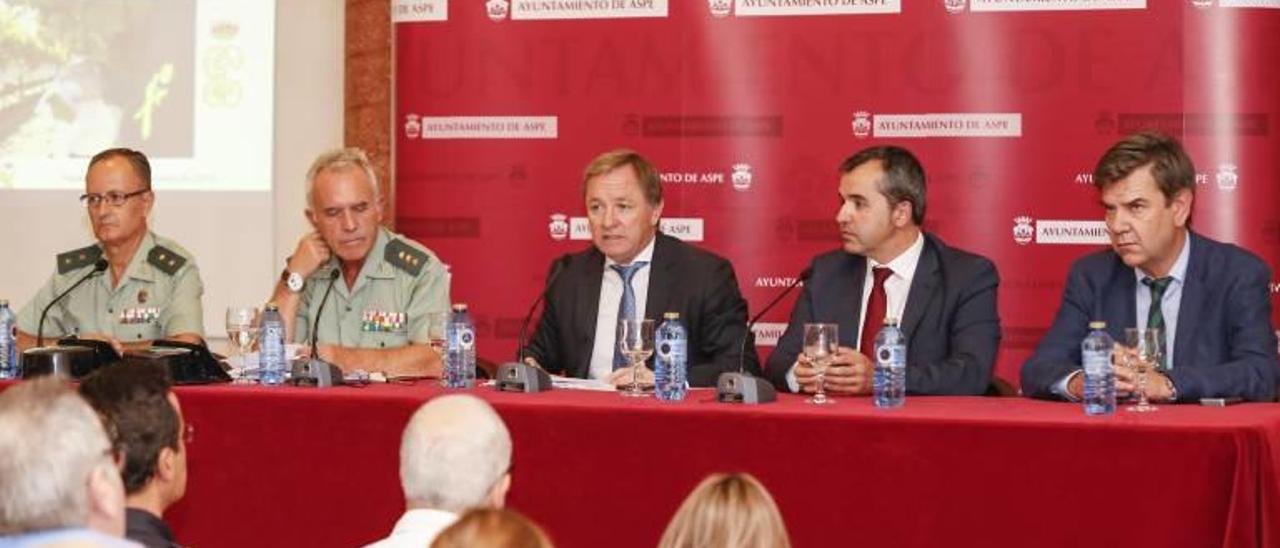 La presentación del plan contra los robos de uva de mesa, ayer en el Teatro Wagner de Aspe.