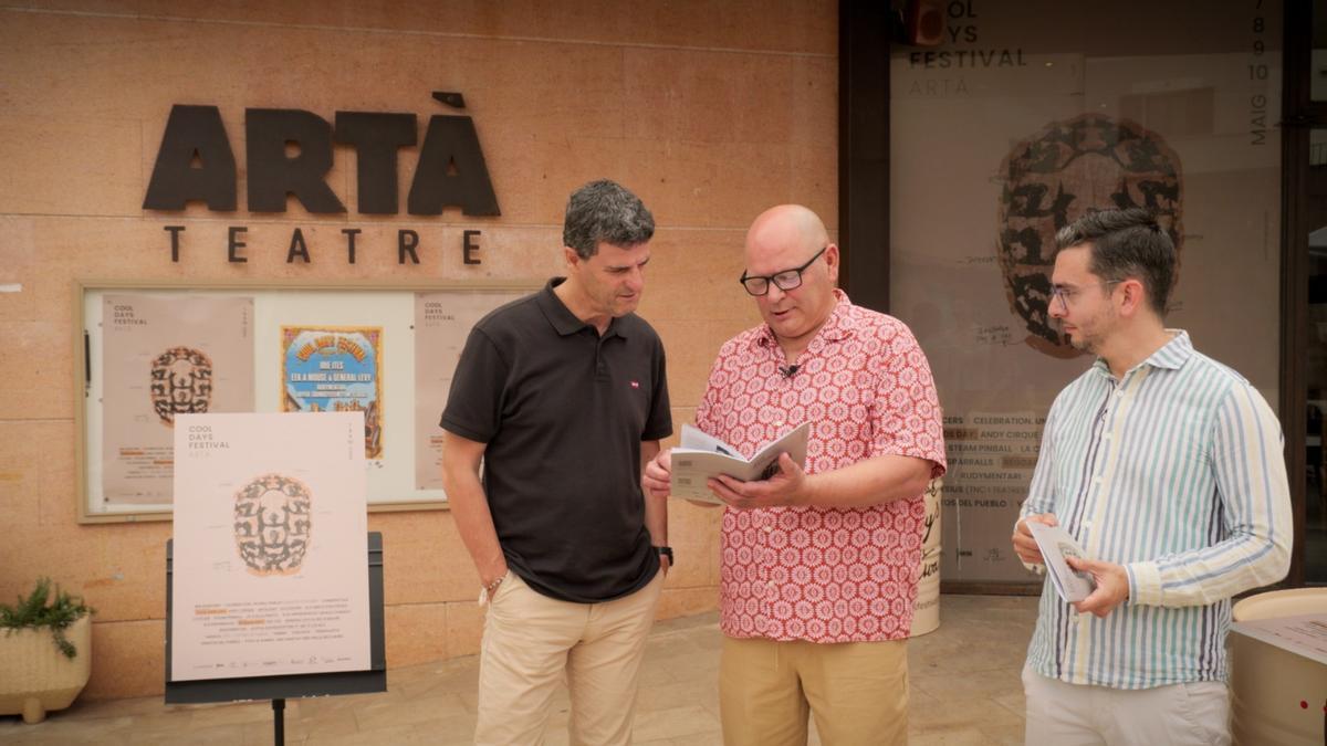 El 'batle' de Artà, Manolo Galán; el director del Teatre d’Artà y del festival, Josep Devesa; y el regidor d’Acció i Promoció Cultural, Toni Bonet