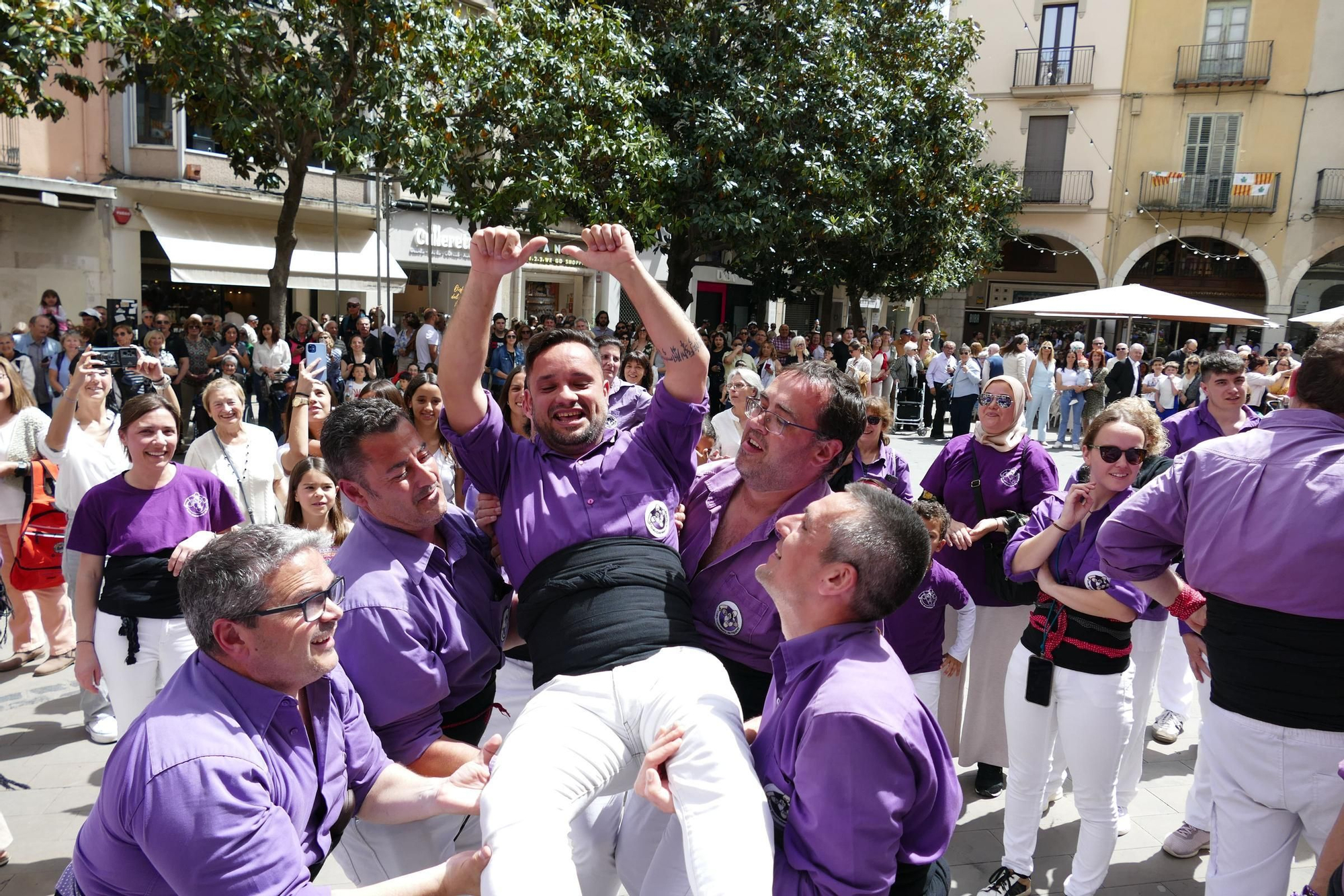 El tradicional pilar caminant de la Colla Castellera de Figueres congrega centenars de persones